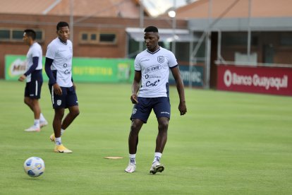 Gonzalo Plata (i) y Moisés Caicedo (d) están listos para el juego de la Tricolor en casa ante Perú. Son piezas claves para el técnico Alfaro.