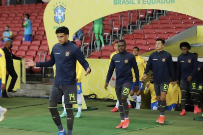 Jhegson Méndez (c) fue titular en el medio campo de la Tri en el encuentro ante Brasil.