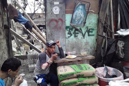 En un lugarcito de lo que fueron sus viviendas, la 'pipol' se sienta a 'jamear' lo que buenamente les regalan.