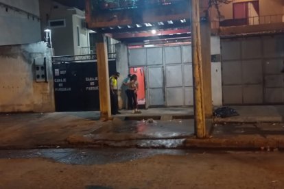 En el portal de esta casa estaba la familia que disfrutaba del cumpleaños de una menor de edad.