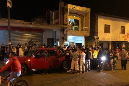 El féretro de Tomás Sisa estuvo unos minutos en el exterior de su local en Puebloviejo.