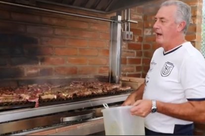 El estratega de la Tri, Gustavo Alfaro, se puso al frente de la parrilla, previo al duelo ante Perú.