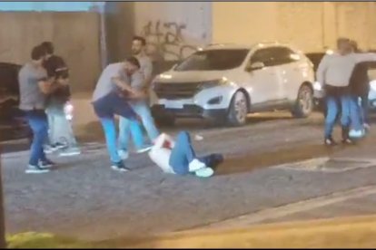 Uno de los momentos más críticos de la gresca, cuando un ciudadano patea a otro que está en el piso.