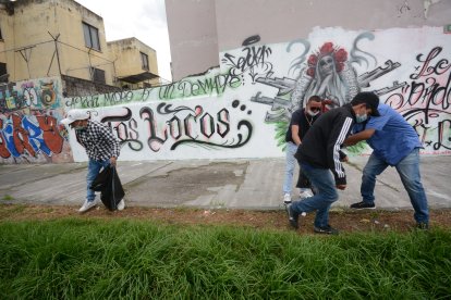 Realizan limpieza de parques y jardines en el sur de la capital.