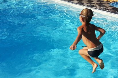 Una familia que no dejó ir a una menor a un rato de diversión en una piscina hoy lo lamenta.