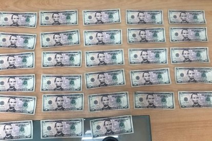 El dinero supuestamente falso encontrado en poder del ahora detenido.