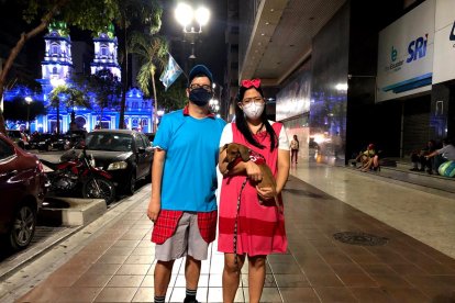 El pequeño Otto junto a sus dueños, Ivelice y Danny,