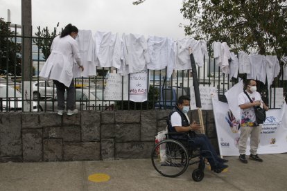 Varios médicos colgaron los mandiles. También asistieron representantes de organizaciones.