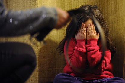 Madre maltrató a su hija para enviarle videos a su papá.