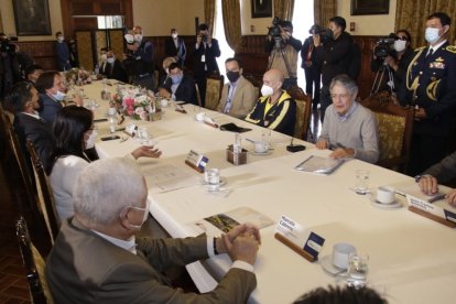 Guillermo Lasso dialoga con el gremio de transportistas.