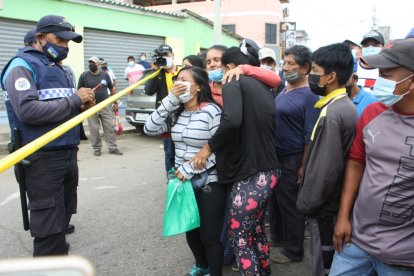 Los familiares lloraban desconsoladamente la muerte inesperada de Santiago Zambrano Oña.