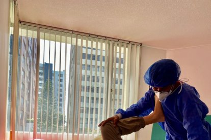 Después del atropello, Felipe quedó con el 98 % de discapacidad, perdió la vista y sufre de una condición que se llama realidad difusa. No  distingue tiempo ni espacio.