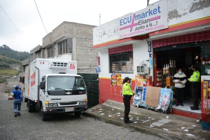 La mañana de ayer, policías de Mena del Hierro recorrieron los negocios que fueron asaltados en los últimos días.