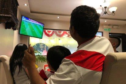 Un hincha peruano acudió a ver el partido en compañía de su hijo.