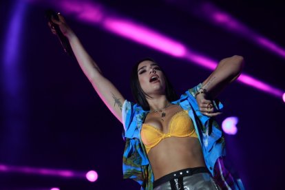Dua Lipa se convierte en la artista más escuchada en Reino Unido.