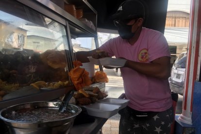 Claudio Marín brinda trabajo y ayuda a quienes le piden algo de comida, pero siempre les da un consejo para que dejen las drogas.