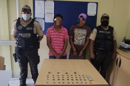 En las prendas de vestir de ambas personas, los policías encontraron varias funditas de drogas.