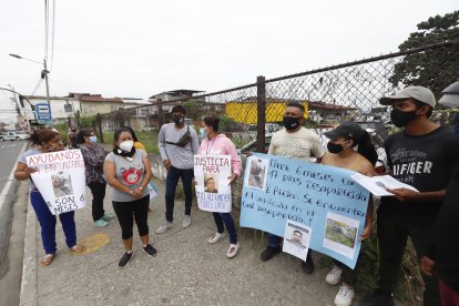 Los familiares del joven salieron con carteles a las calles.