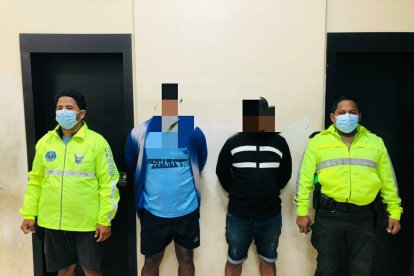 A los dos sospechosos detenidos por policías, les dictaron medidas cautelares.