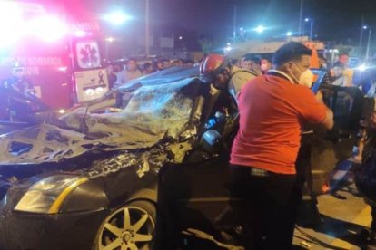 Agentes de la Unidad de Rescate (UREM) usaron equipos para sacar a la víctima.