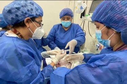 Un equipo conformado por 38 profesionales de la salud ayudaron en el parto.