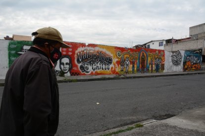 Algunos de los grafitis tienen imágenes de personas con armas de fuego y eso provoca miedo a los moradores.