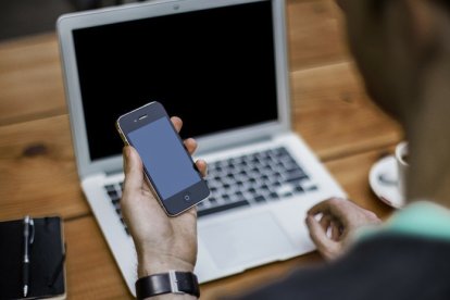 Según la Policía los sospechosos se dedican a dedican a la producción, almacenamiento, descarga, distribución y comercialización mediante portales Web