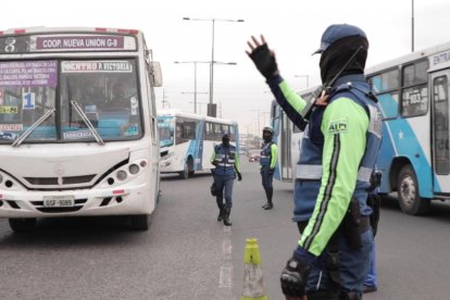 Transportación. Los buses empezaron a rodar de nuevo desde el jueves 3 de junio.