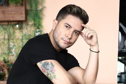 Jorge Armando Heredia Sanchez es un presentador de televisión ecuatoriano, conocido por sus inicios en la televisión como concursante del reality Combate y conducir el programa de farándula Vamos Con Todo.