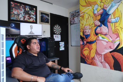 El diseñador gráfico Raúl Palacios tiene sus equipos en su casa, los cuales le costaron cerca de 15 mil dólares.