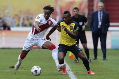 Pervis Estupiñán (i), lateral del Villarreal, ha perdido la titularidad en el cuadro español.