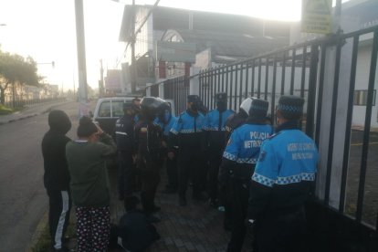 Los compañeros de la agente herida acudieron al sitio para colaborar con el procedimiento.