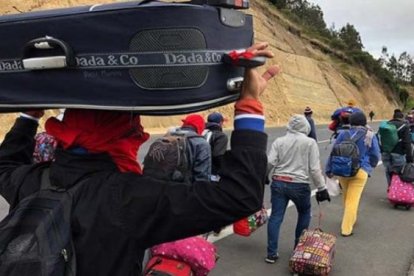 Migrantes venezolanos de un lado para otro. Ahora no saben qué les espera en Perú.