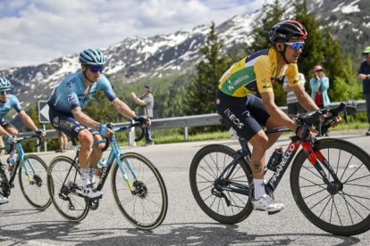 Richard Carapaz (d), con el maillot amarillo de líder en el Tour de Suiza.