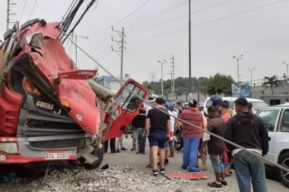 La plataforma se impactó contra un carro estacionado y contra un poste.