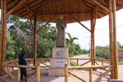 En el ingreso a la comuna, en el km 50 de la Ruta del Spondylus, está el monumento al santo.