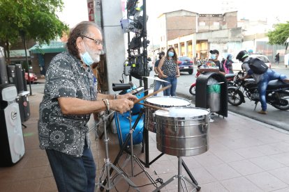 El músico interpreta con sus timbales las canciones más rumberas de la salsa.