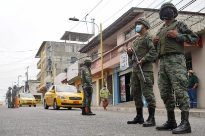 Así amanecen las calles de la localidad, con controles de seguridad militares.