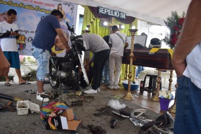 En medio del velatorio los amigos del decesado repararon la moto en la que se accidentó.