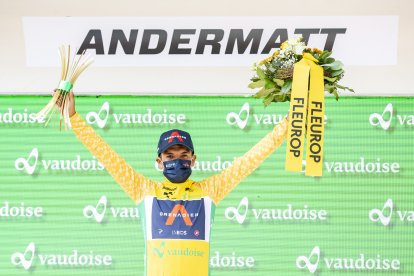 Andermatt (Switzerland), 12/06/2021.- Richard Carapaz from Ecuador of Ineos Grenadiers on the podium after the seventh stage, a 23.2 km time trial from Disentis-Sedrun to Andermatt, Switzerland at the 84th Tour de Suisse UCI ProTour cycling race, 12 June 2021. (Ciclismo, Suiza) EFE/EPA/URS FLUEELER Tour de Suisse - Stage 7