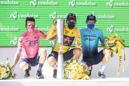 Richard Carapaz ganador del Tour de Suiza junto a Rigoberto Uran de Colombia y Jakob Fuglsang de Dinamarca.