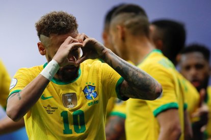 Neymar y un festejo con el corazón, hizo un gol de penal ante Venezuela.
