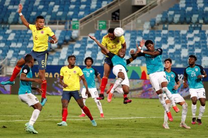 El atacante ecuatoriano Enner Valencia (c) no pudo superar la marca de los zagueros colombianos.
