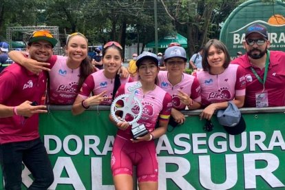 Miryam Núñez (c) junto a sus compañeras del Liro Sport, tras obtener el segundo lugar de la Vuelta a Guatemala.