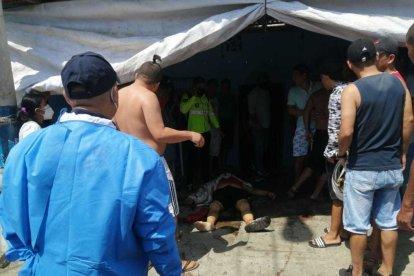 En el sitio, algunos asistentes jugaban naipes y bebían.