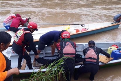 Los bomberos trabajaron durante tres días para ayudar a recuperar el cadáver.