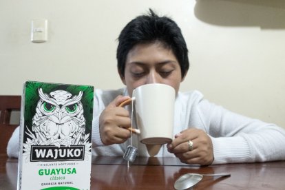 María Belén Morales toma su té antes de iniciar su jornada.