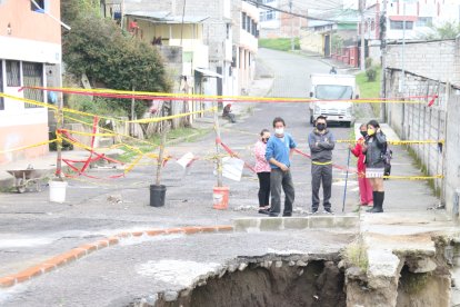 Los vecinos temen que el socavón se haga más grande.