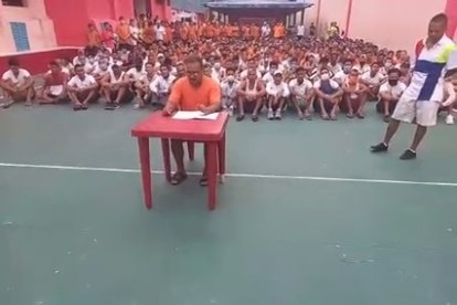 En esta grabación el privado de su libertad aparece leyendo un papel y desmienten ser los causantes del caos