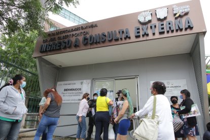 Familiares y pacientes con cáncer admiten que hay escasez de medicamentos en el Hospital Guayaquil.